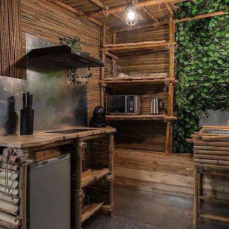 Jungle Crash Apartment *